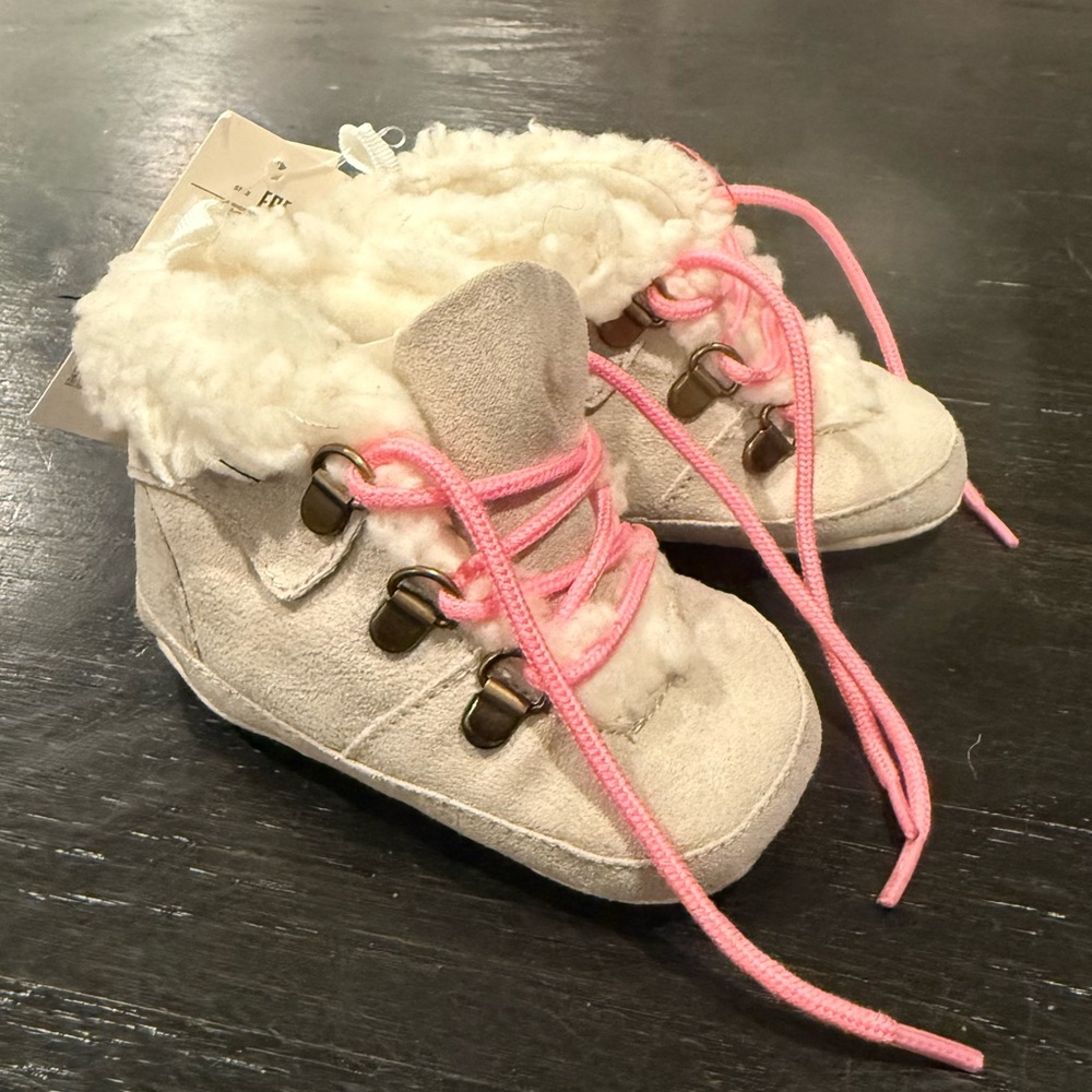 NWT - GAP BABY GIRL WALKER COZY LACE BOOTIES 3 (6-12m)